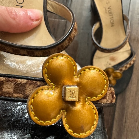 VINTAGE LOUIS VUITTON DAMIER CALF HAIR FLOWER HEELS - Picture 4 of 11